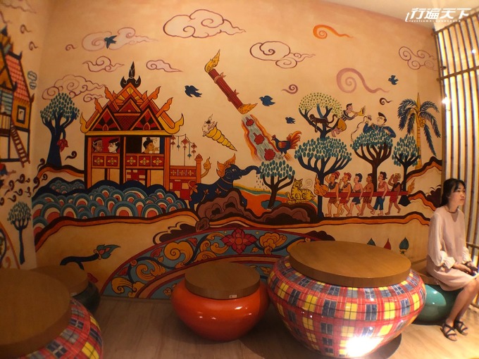 就連洗手間也很有看頭，時尚彩色壁畫塗鴉著泰國舊式生活。