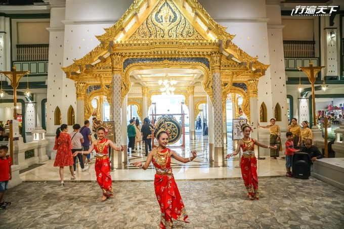 一進去就有傳統音樂舞蹈快閃演出，讓遊客五感全面浸沐在泰國深度文化中。