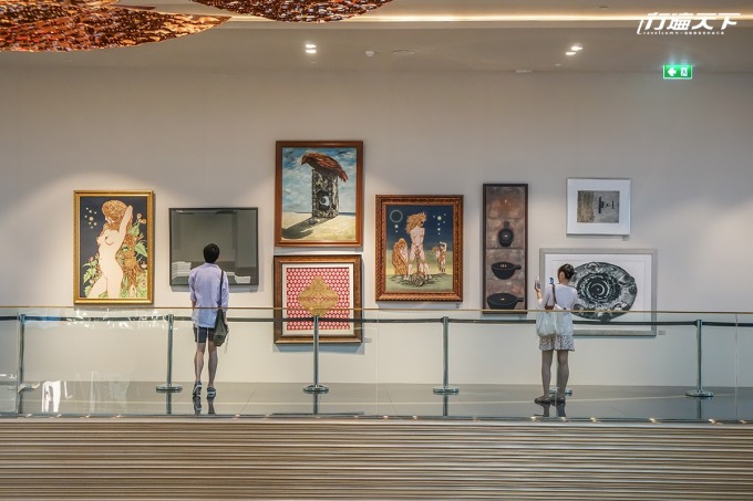 更有藝廊空間，目前正展出泰國設計師繪畫特展。
