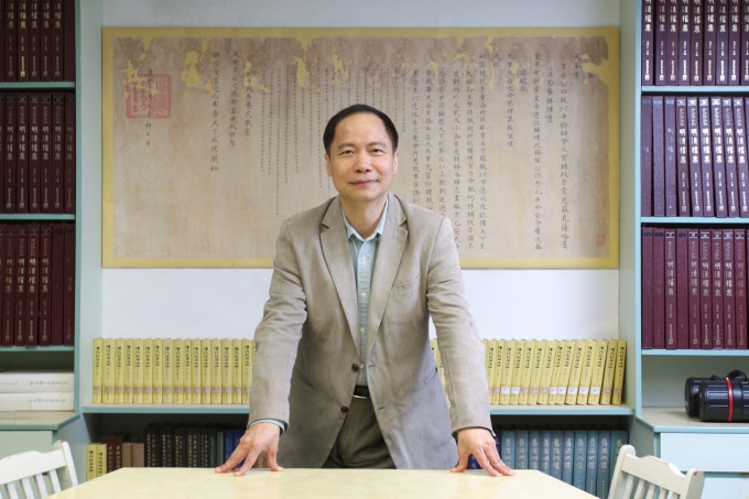 編輯群採訪時觀察到:牆上掛著的詔書真跡,比電視劇的卷軸道具大上許多!像這種鮮為人知的發現,就能寫進《研之有物》報導增添趣味。 圖片來源│清朝詔書大發現!皇帝原來這樣想
