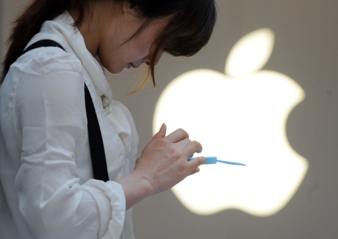 中國整體智慧型手機需求有所改善,4 月中國 iPhone 銷量降幅收斂。(圖片:AFP)