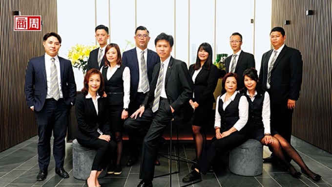 信義代銷總經理李少康(中)透露,掌握高達3萬筆、身價超過1.5億元的顧客資料,將是今年搶攻豪宅案的秘密武器。(攝影者.程思迪)