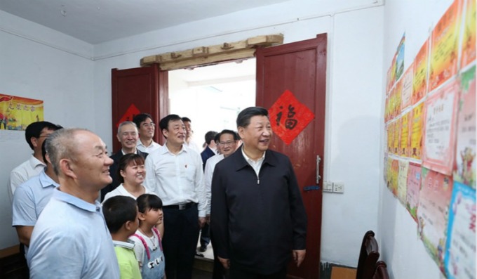 大陸國家主席習近平與中國副總理劉鶴探視江西老人社區與當地稀土產業。(圖片:翻攝自新華網)