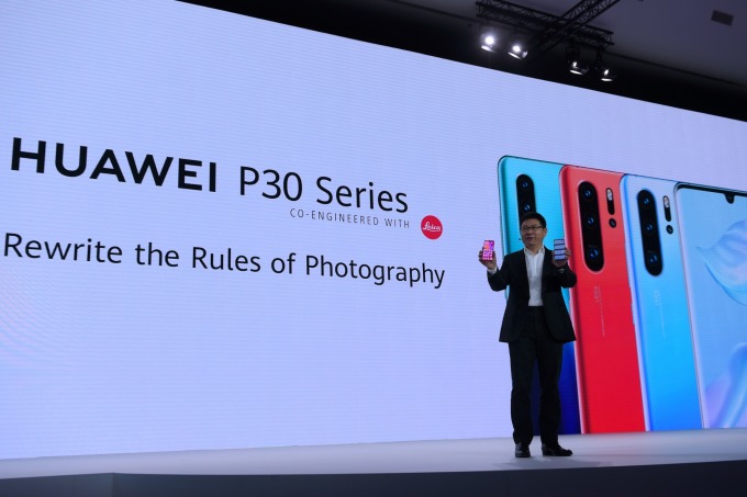 華為消費者業務 CEO 余承東與 P30 系列智慧型手機 (圖片:AFP)