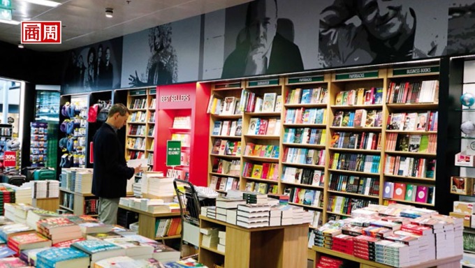 小說、藝術或詩歌類書籍在冰島銷量遠高於金融書籍。這家書店銷售排行榜上，過半是犯罪懸疑小說。(攝影者．柯曉翔)