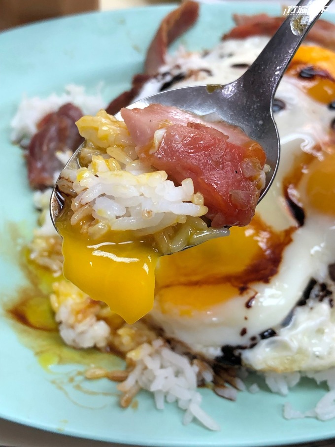 叉燒三眼蛋飯吃得到多重享受，是饕客口耳相傳的秘味。