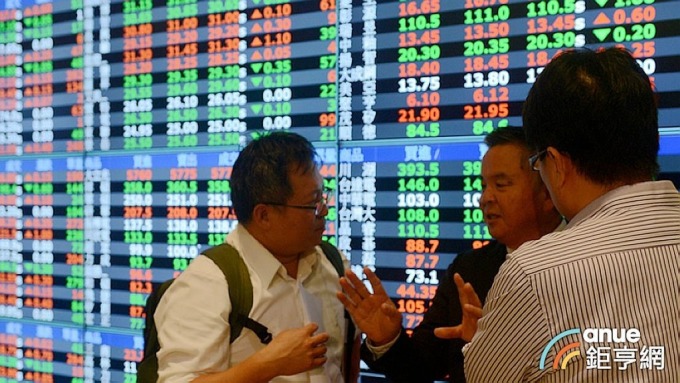 外資買超金額放大到42億元 對鴻海由連14賣轉買