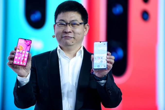 華為消費者業務 CEO 余承東與 P30 智慧型手機。(圖片:AFP)