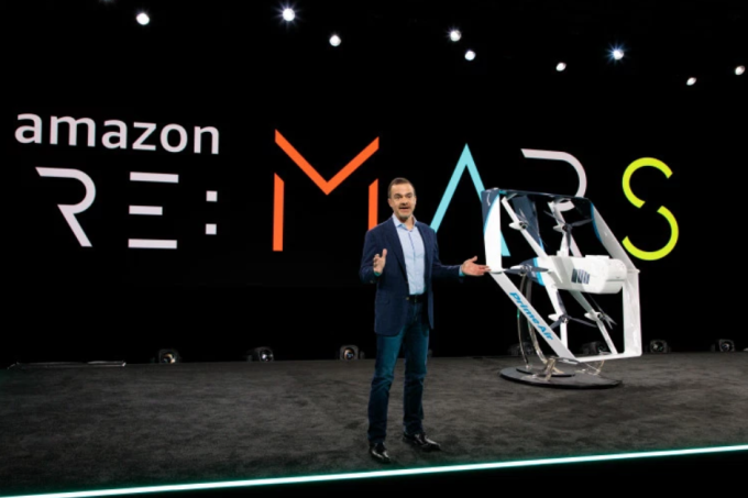 亞馬遜全球消費者業務執行長Jeff Wilke在Re:Mars大會上介紹新款無人機（圖片：theverge）