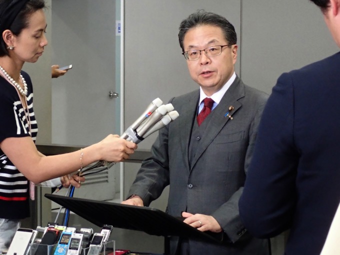 〈油輪遇襲〉日本經濟產業大臣:日本能源調度安定、持續關注原油價格。(圖片:AFP)