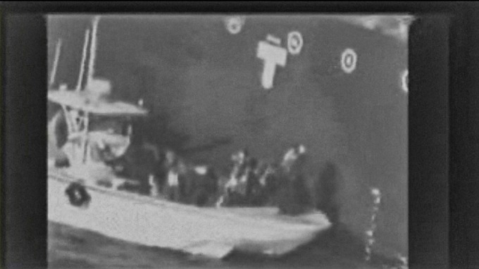 美国军方宣称,伊朗的伊斯兰革命卫队,移除了 Kokuka Courageous 船体上的未爆水雷。(图片:AFP)