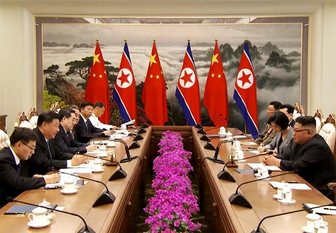 习近平与金正恩双方在朝鲜会晤 (来源: AFP)