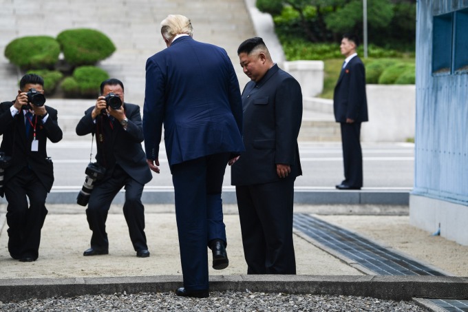 川普跨過南北韓軍事分界線，並站在北韓一側攝影留念。