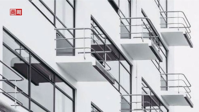 採線條設計的陽台是學生公寓獨有，學生能與隔壁鄰居交談。(來源．Shutterstock提供)