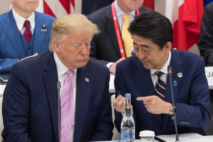 特朗普 (左) 与安倍晋三 (图片: AFP)