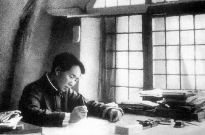 毛澤東在延安寫作，攝於 1938 年。 圖片來源│維基百科