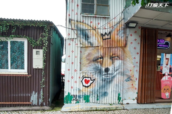 位在路環安德魯餅店附近的Pat畫作，是戴著小皇冠對人瞇眼笑的討喜狐狸。