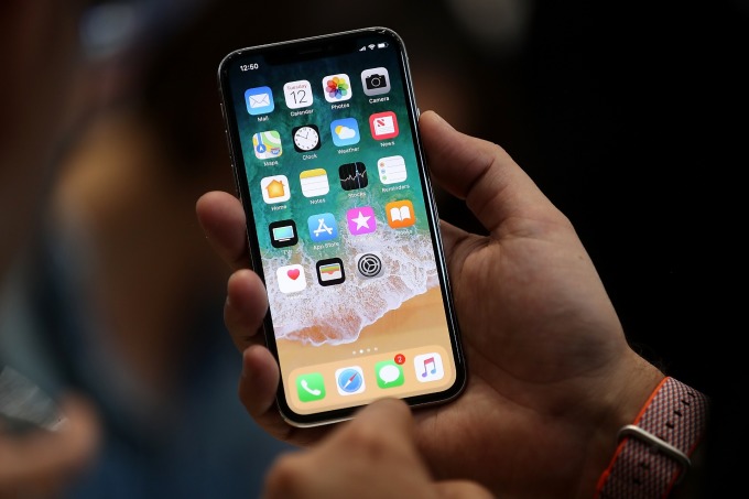 日本乐天行动并购 DMM Mobile、用户数上看 220 万!(图片:AFP)