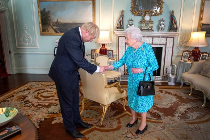 英女子国某王伊莉莎白二世邀请强生组阁 (图片:AFP)