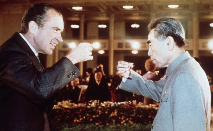 1972 年美国总统尼克森 (左) 访问中国，于 2 月 28 日在上海与国务院总理周恩来 (右) 签署上海公报。 (图片：AFP)
