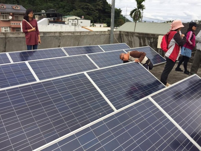 達魯瑪克在公用空間設置太陽能板，邁出部落電廠的第一步。          圖片來源│ 主婦聯盟
