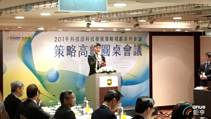 〈科技圓桌會議〉朝產業中上游整合 培育人才、提升國際攬才能力
