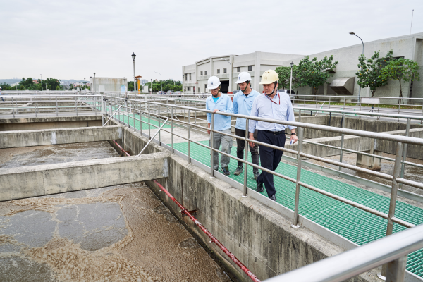 桃園北區水資源回收中心特別將工研院BioNET納入第二期擴廠計畫，能使放流水總含氮量再減2到3成。圖右為日鼎水務總經理胡念英與工作人員巡視廠區。