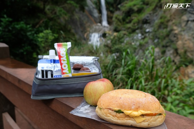 太魯閣晶英酒店特製的登山餐盒，有中西式選擇外，皆附有能量凍飲、營養棒、水果和緩解肌肉不適的發泡錠。