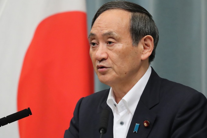 日本正式公告将韩国自白色名单除名!8 月 28 日生效。(资料照片:日本官房长官菅义伟) (图片:AFP)