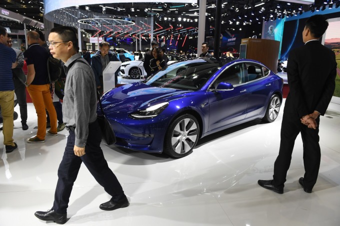 Model 3 打着史上最安全车款的宣传 (图片: AFP)