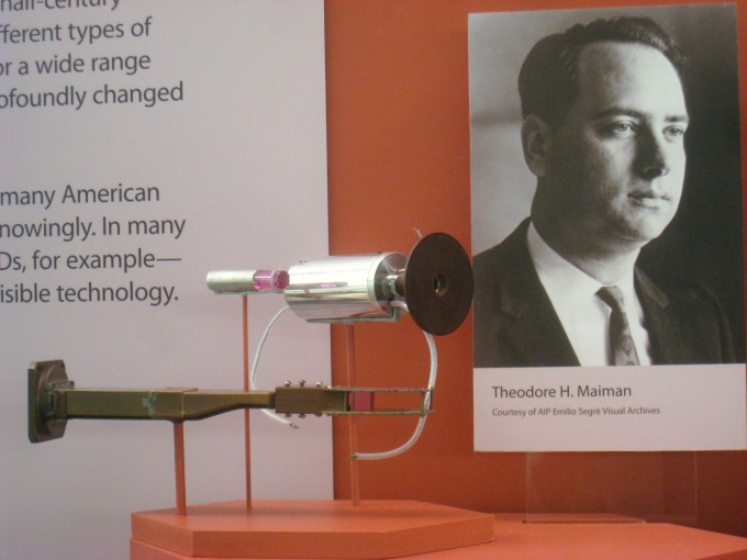 1960 年， Theodore Maiman 實踐「利用受激輻射的原理來得到指定波長的光」這個理論，成功開發出「紅寶石雷射」。 圖片來源│wikipedia
