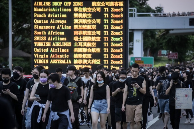 香港機場週一午間開始宣布實施進出管制,離境航班全取消,暫停航班至週二 (13 日) 早上。(圖片:AFP)