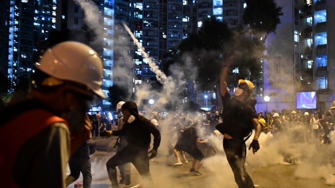 香港經濟告急！ 港府宣布注資190億港元紓困企業與民眾 (圖片：AFP)