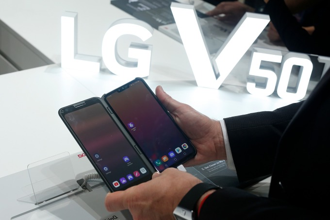LG Innotek 為 LG 電子提供的高性能三合一鏡頭相機模組 LG V50 ThinQ 擁有市場好評 (圖片: AFP)