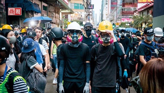 8 月 17 日,抗爭者「流動」到旺角警署前。「你有全裝備嗎?」成了問候語,台灣五金行更意外成為採購據點。(攝影者.陳宗怡)