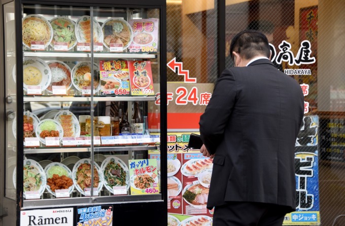 日本 7 月低溫梅雨影響、外食業營收出現近 3 年來首度萎縮。(圖片:AFP)