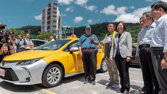 計程車汰舊換新補助車齡降至7年 交長：名額倍增至1萬輛