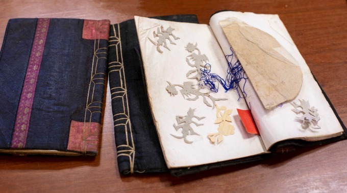 三朝書裡經常夾著婦女刺繡的花樣圖形，書衣皆為手工縫製，是傳統農村精裝本。 攝影│林洵安