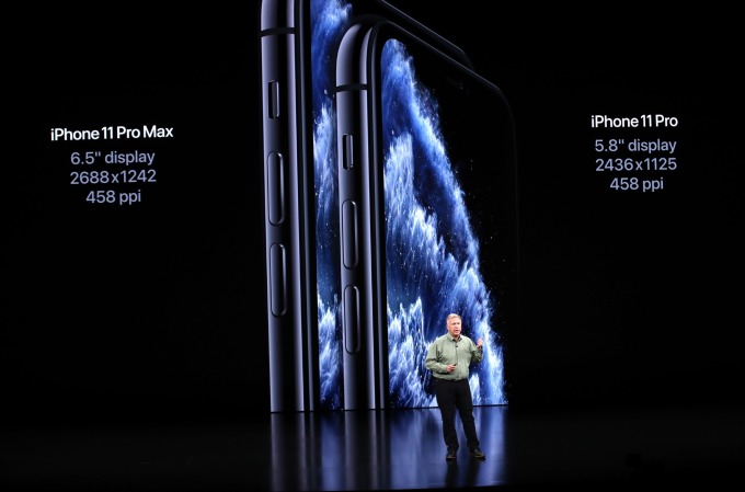 iPhone 11 Pro 與 iPhone 11 Pro Max 採用 5.8 吋和 6.5 吋的 OLED 螢幕 (圖片:AFP)