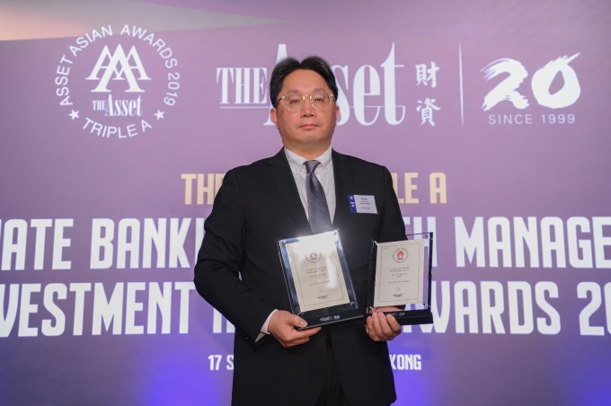 《財資雜誌》於香港舉辦頒獎典禮，元大投信董事長劉宗聖代表授獎