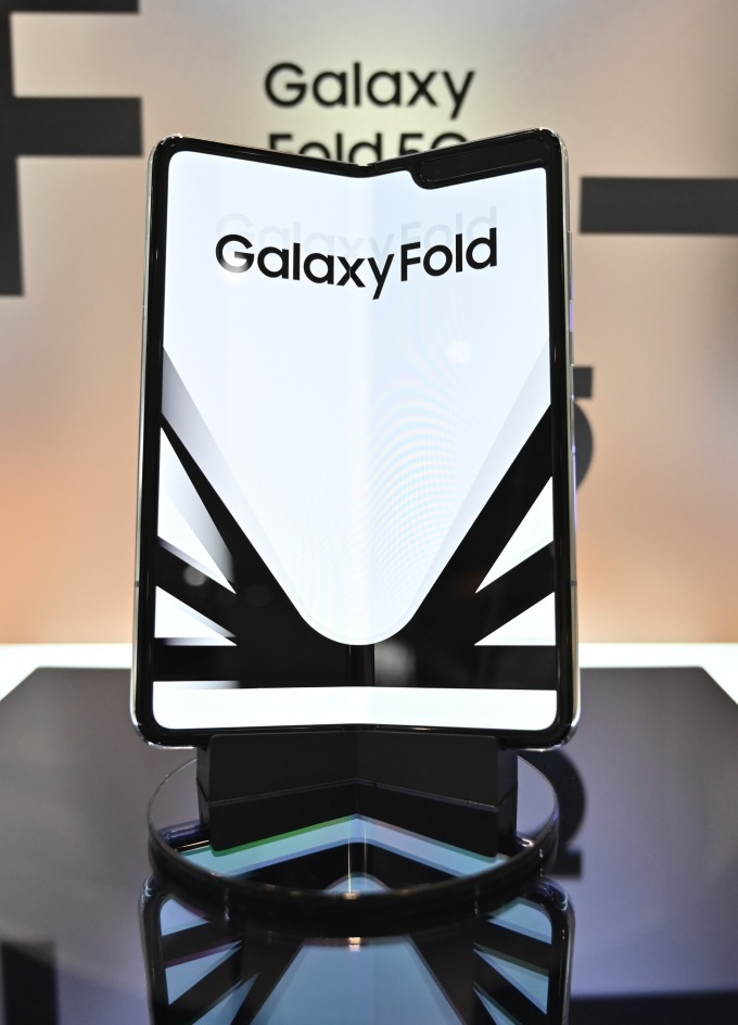 捲土重來的 Galaxy Fold 售價高達 2000 美元 (圖片: AFP)