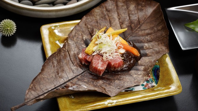 日勝生加賀屋推出的秋季會席料理中燒物「八丁味噌和牛朴葉燒」。(圖：日勝生加賀屋提供)
