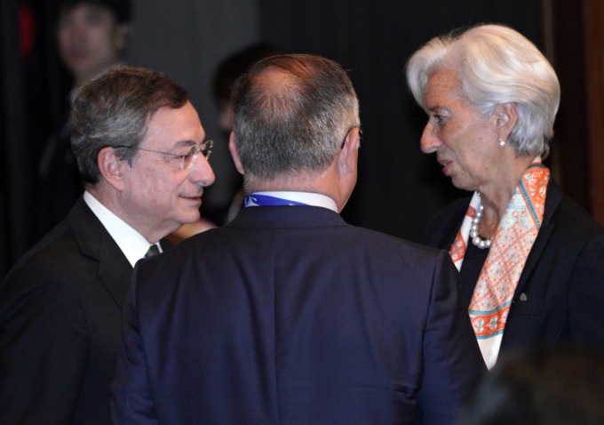 拉加德 (右)11 月接替德拉吉 (左) 出任 ECB 行長（圖：AFP）