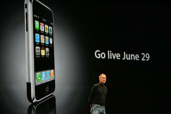 賈伯斯與 2007 年的首款 iPhone (圖片:AFP)