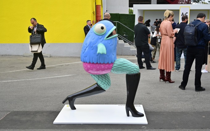 Snap AR 鏡片其中之一的雕像。(圖片:AFP)