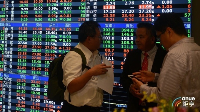 三大法人買超台股33.4億 續買鴻海、調節面板雙雄