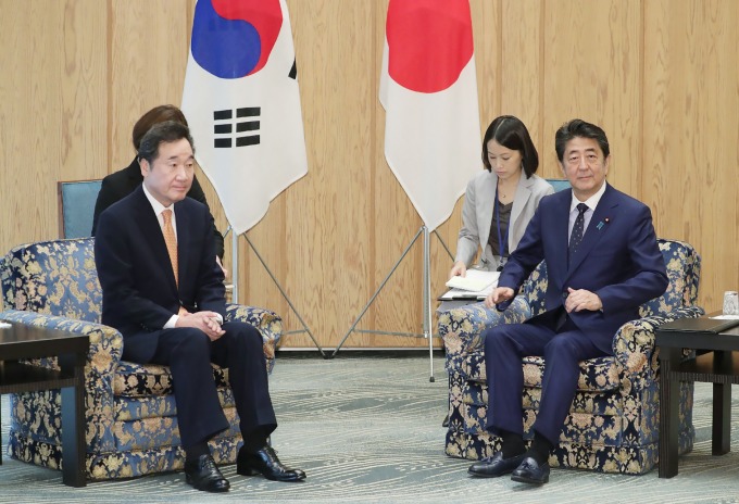 安倍會見南韓國務總理李洛淵、並收到文在寅親筆書信。(圖片:AFP)