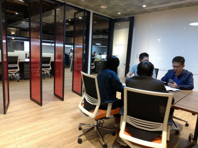 國泰證設計靈活隔屏的會議室，不再拘限於固定的空間。(圖：國泰證提供)