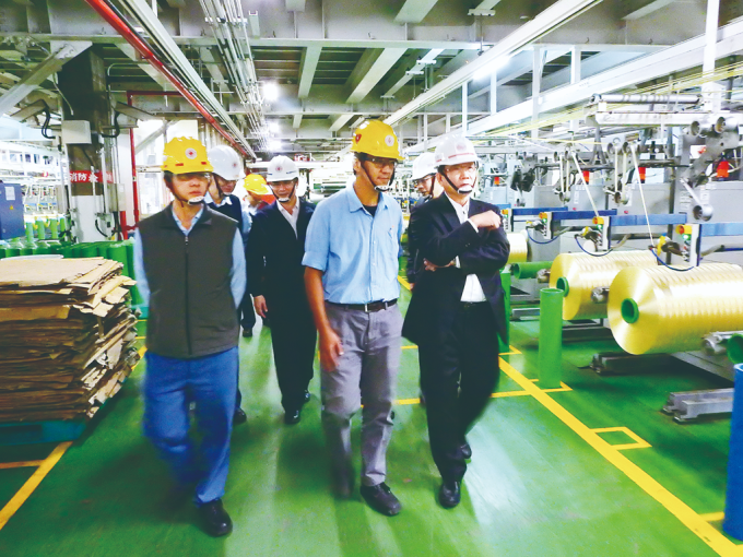 林健男（右1）率台塑公司積極投入綠色科技與再生能源。圖為他巡視台塑仁武碳纖維廠，是離岸風電風機葉片的重要原料。（台塑公司提供）