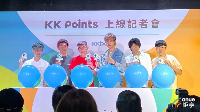 KKBOX新服務機制上線，KKBOX總裁李明哲(左三)，今也邀請知名搖滾天團八三夭到場宣傳。(鉅亨網記者劉韋廷攝)